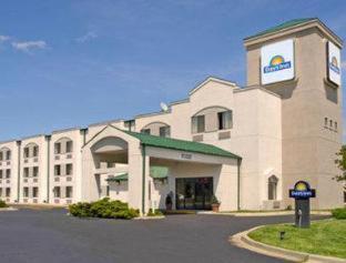Days Inn By Wyndham Blue Springs Room photo