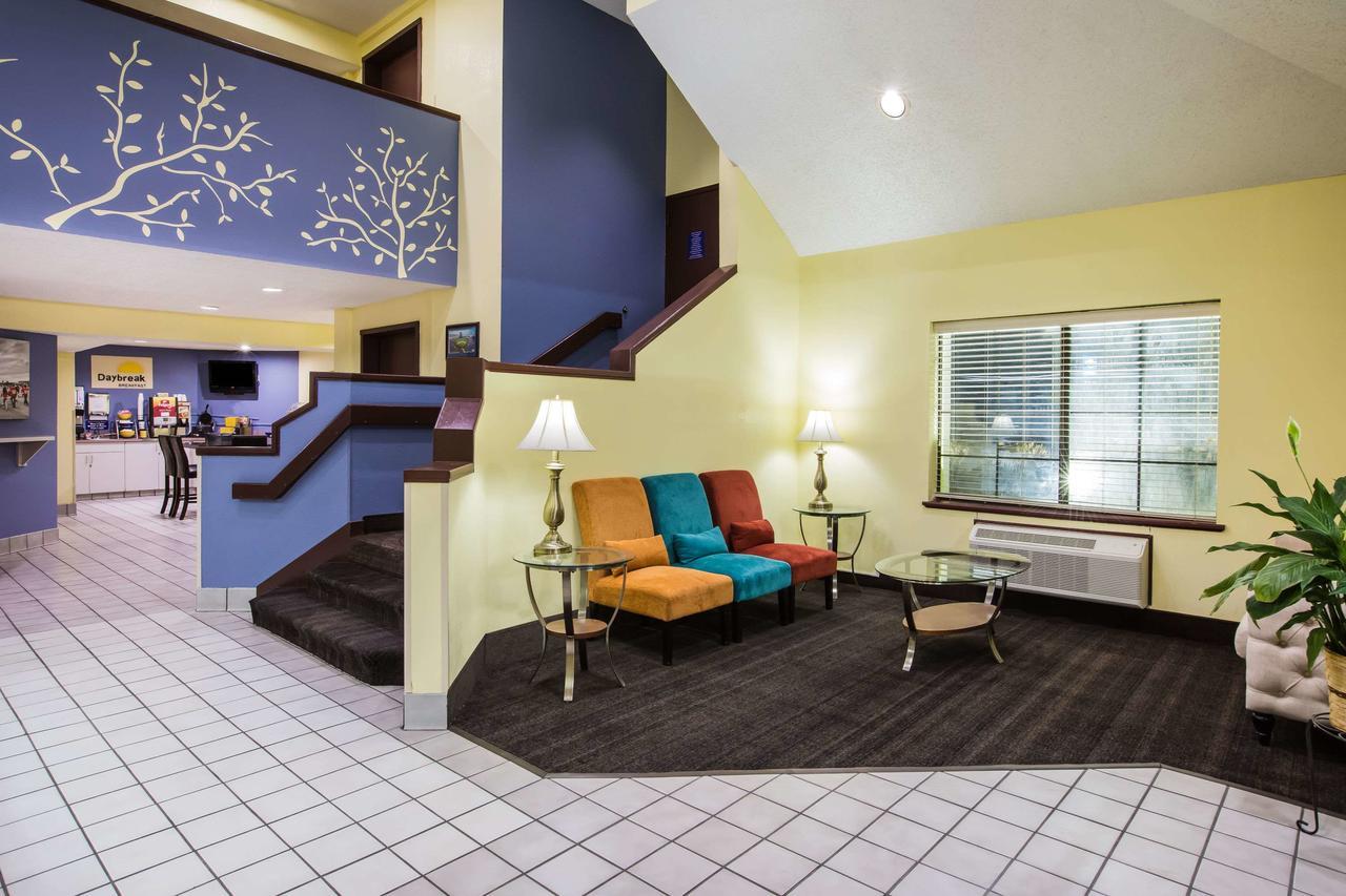 Days Inn By Wyndham Blue Springs Exterior photo