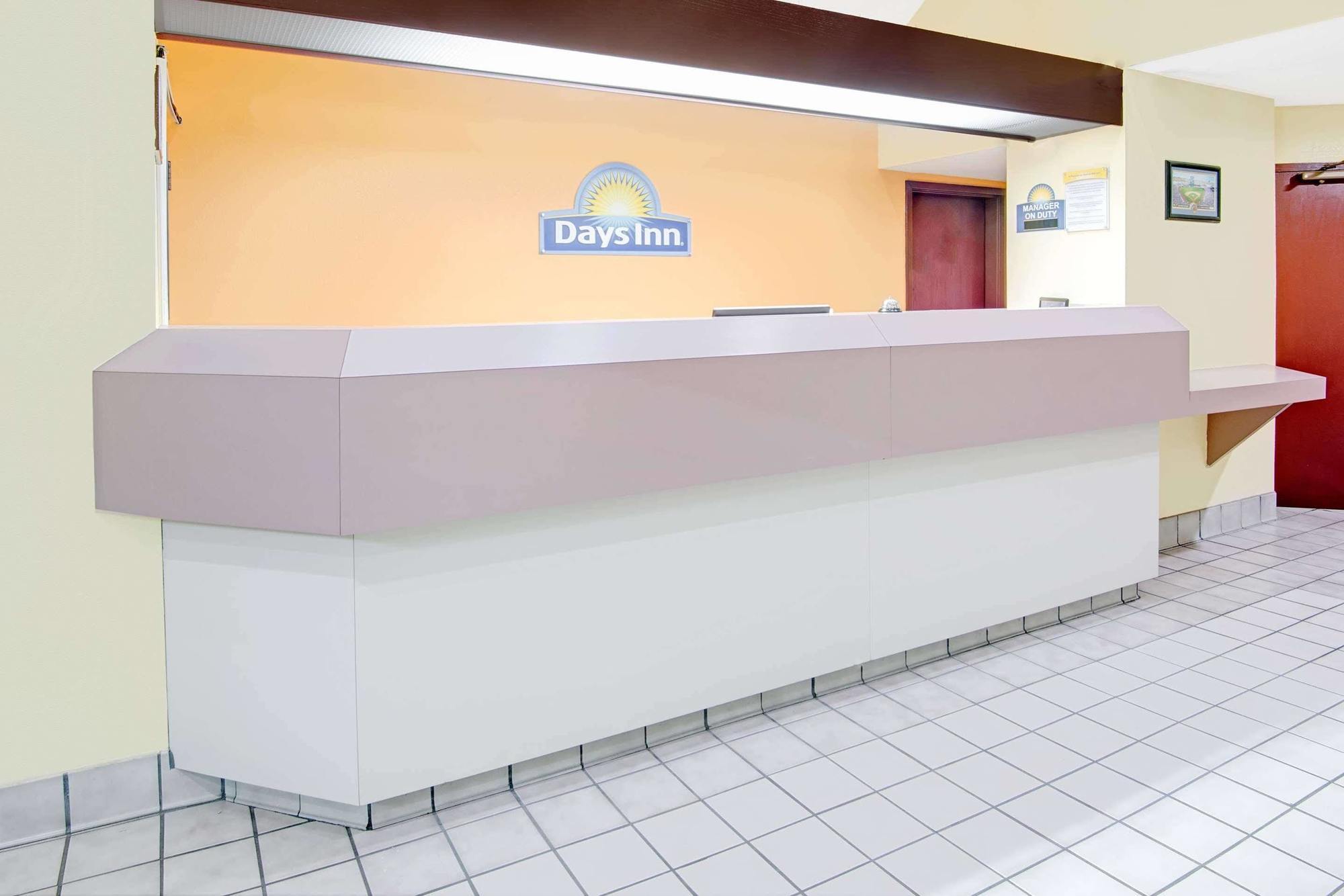 Days Inn By Wyndham Blue Springs Exterior photo