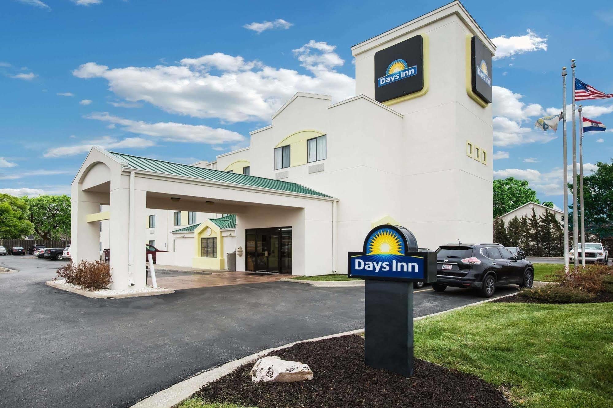 Days Inn By Wyndham Blue Springs Exterior photo