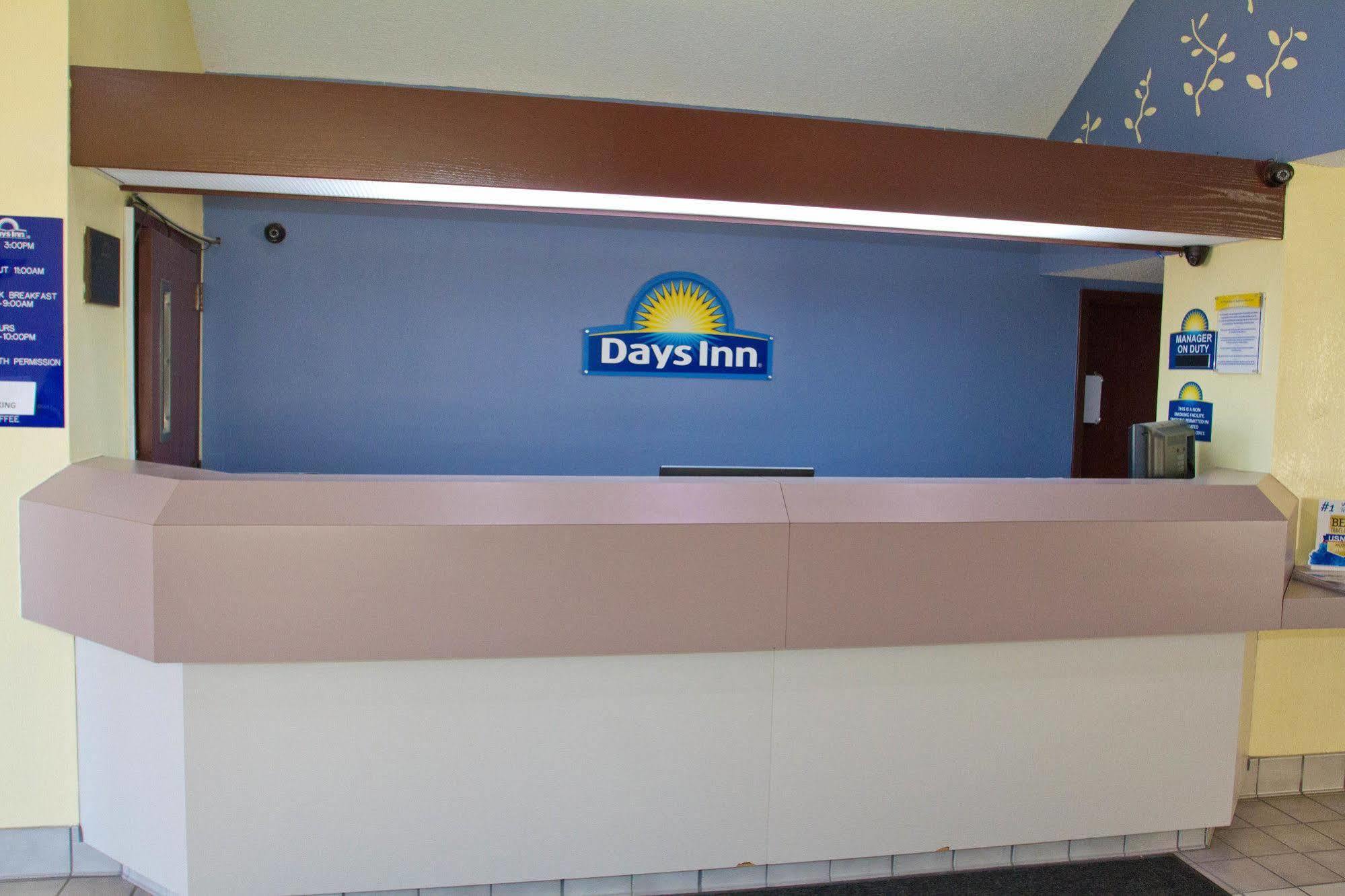Days Inn By Wyndham Blue Springs Exterior photo